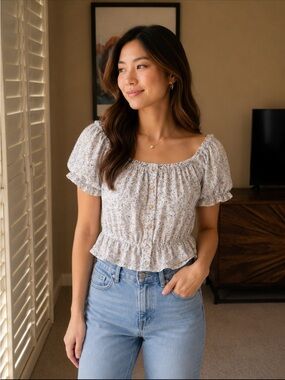 Sky and Sparrow White and Blue Floral Smocked Peplum Puff-Sleeve Top